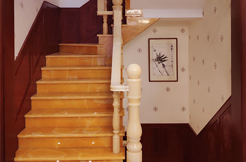 章贡中式别墅室内汉白玉石楼梯的定制安装装饰效果